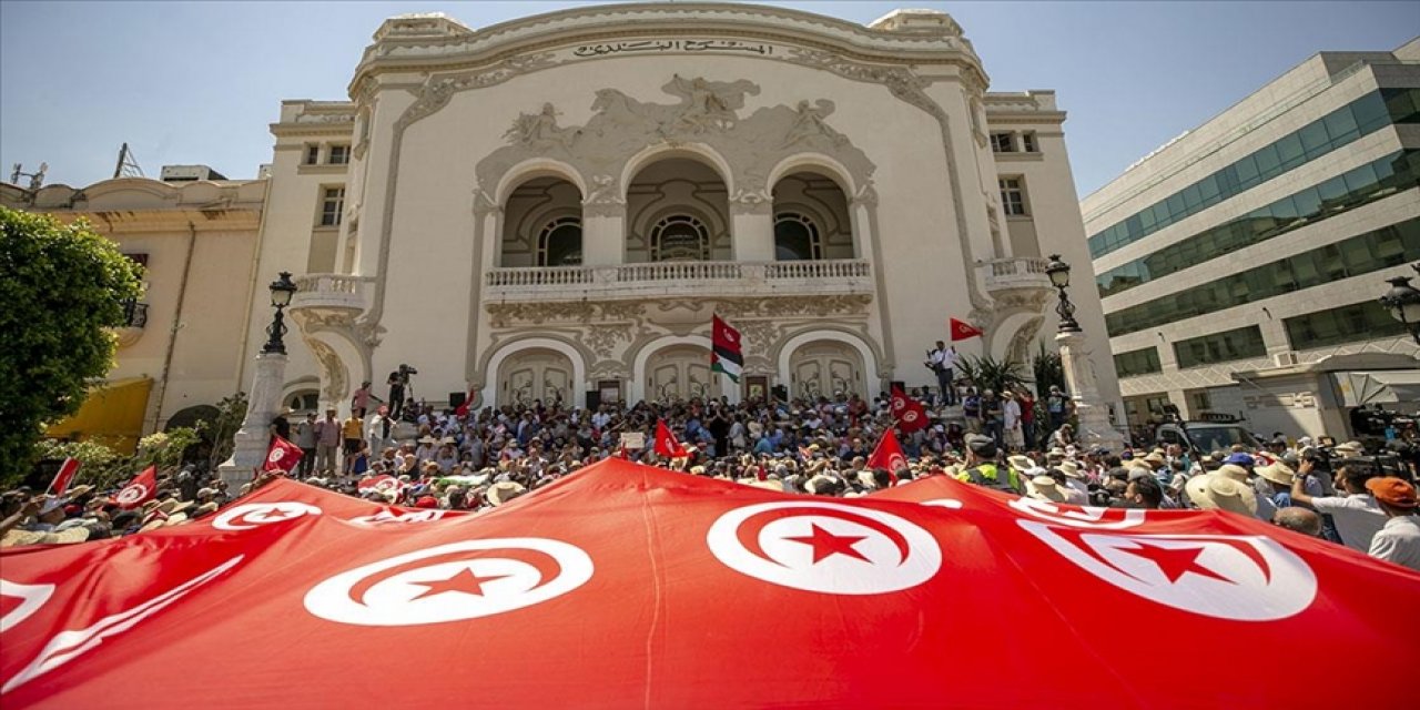 Tunus siyasi tasfiyelerin ve özgürlüklere yönelik tehdidin eşiğinde