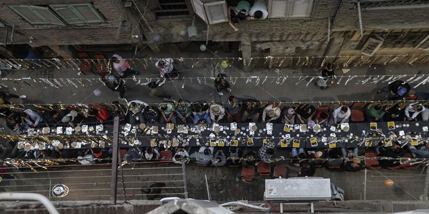 Mısır'da 70 metrelik iftar sofrası