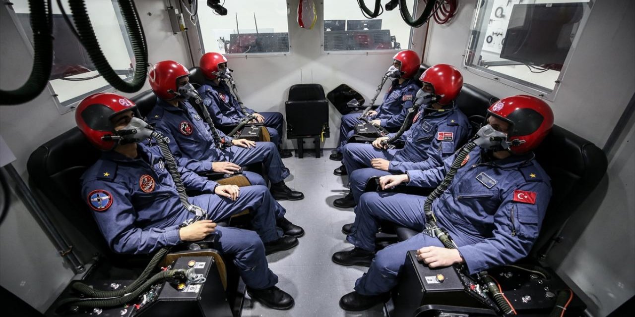 Türkiye'nin ilk uzay yolcuları Eskişehir'deki askeri merkezde eğitiliyor