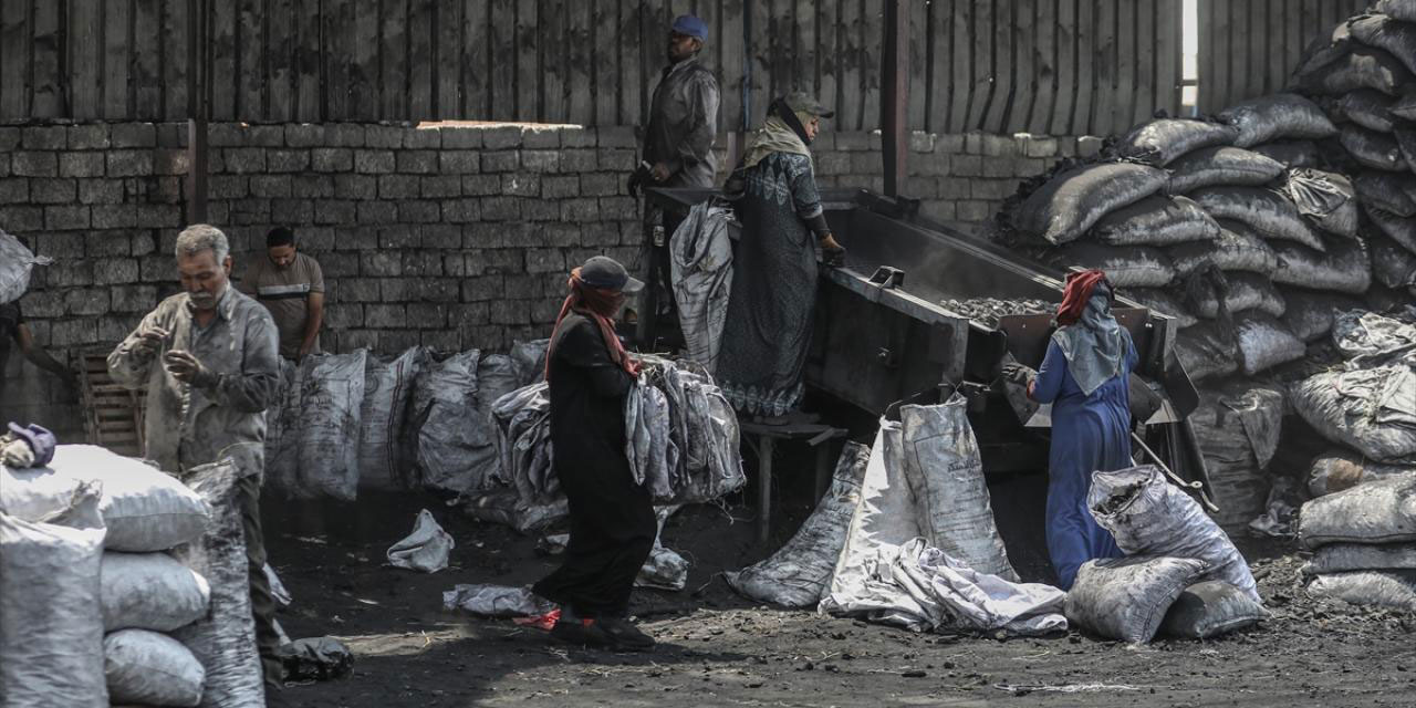Mısır'da kömür işçilerinin zorlu mesaisi