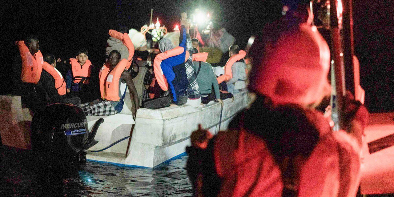 İtalya, kıyısına yanaşan gemideki göçmenleri 'seçerek' aldı