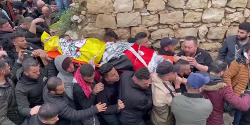 İşgalci İsrail askerleri, cenaze törenine ateş açtı, bomba attı