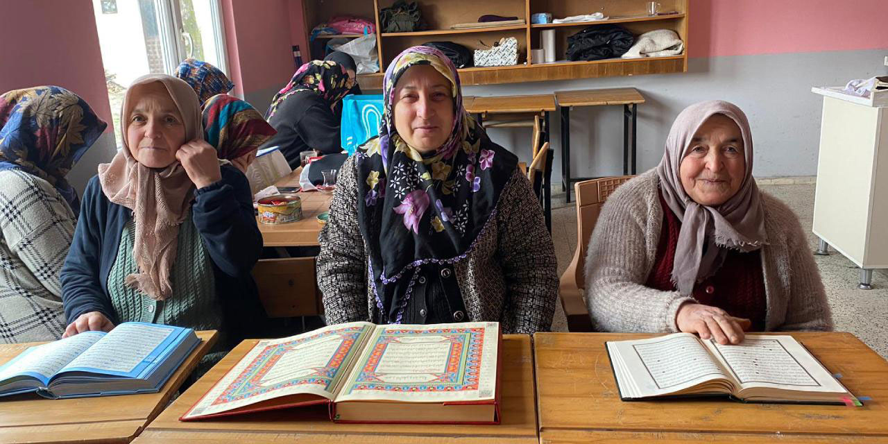 Kadınlar, Köy Yaşam Merkezindeki kursta Kur'an-ı Kerim öğreniyor