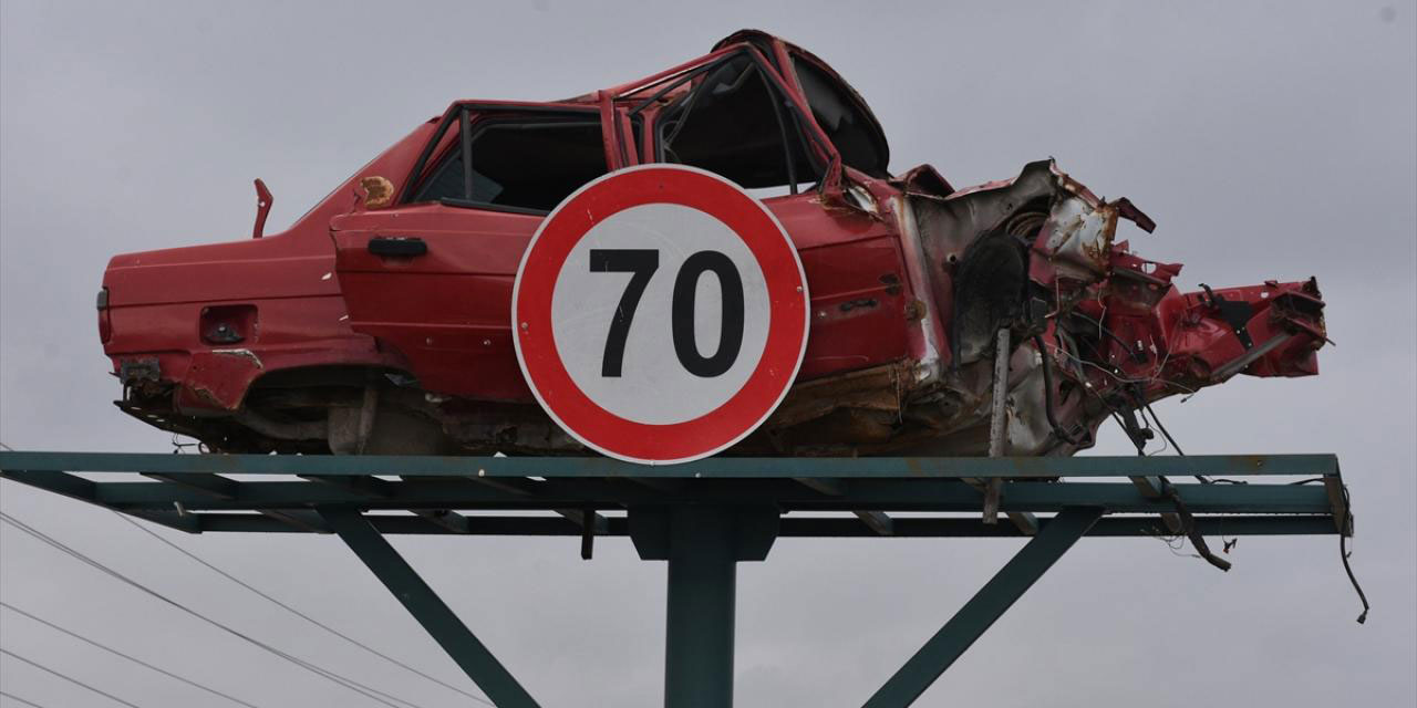 Erzurum'da sürücüler, 'kaza yapmış araba levhaları'yla uyarılıyor