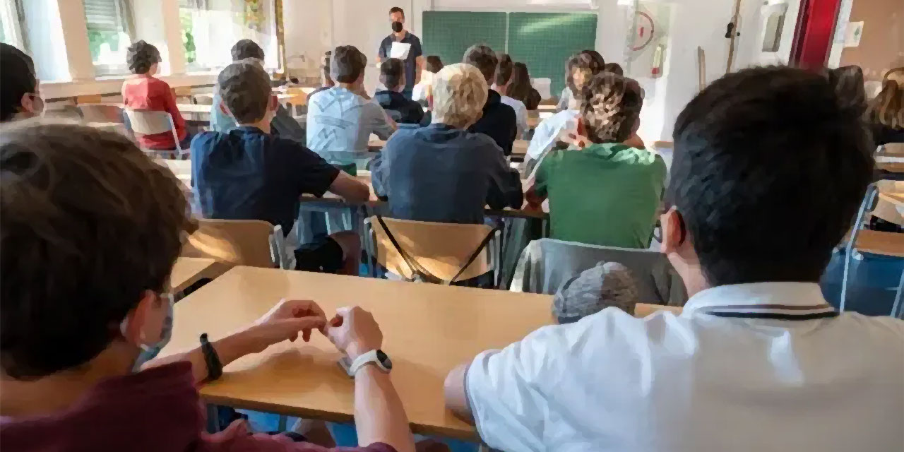 Almanya: Okul plaj değil, öğrenciler açık giyinmesin!