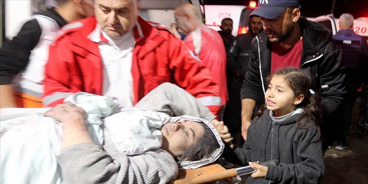 Filistinli kız çocuğu israil saldırısında yaralanan annesinin elini bırakmadı