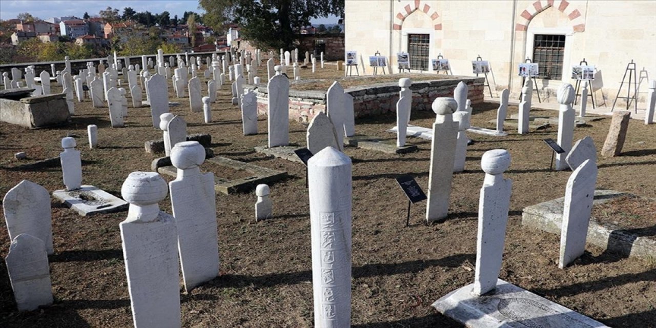 Edirne'deki tarihi Muradiye Camisi'nin haziresindeki mezar taşları onarıldı