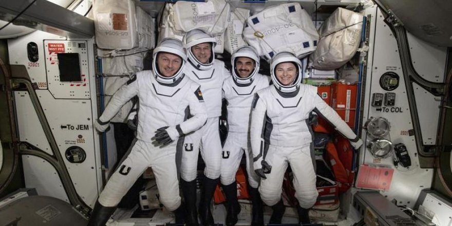 SpaceX dört astronotu daha dünyaya başarıyla indirdi
