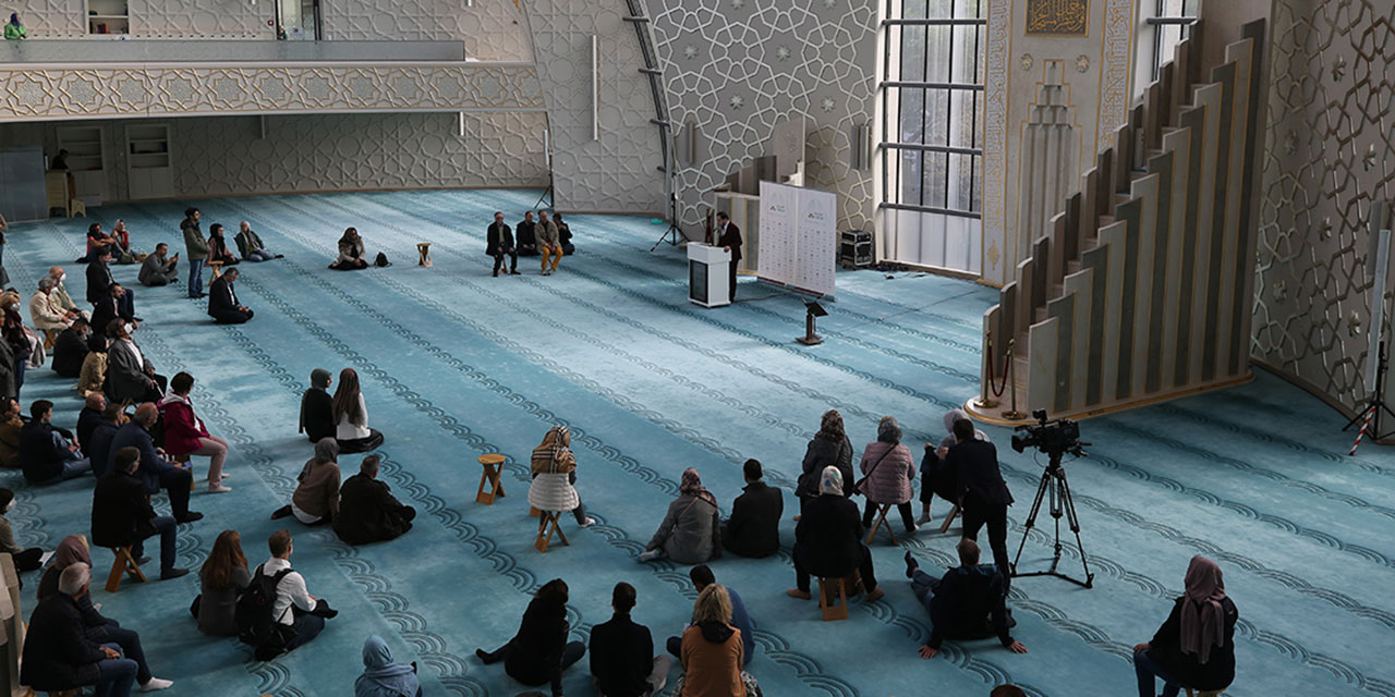 Almanya'daki gayrimüslimler 'Açık Kapı Günü' vesilesiyle camilere gidiyor