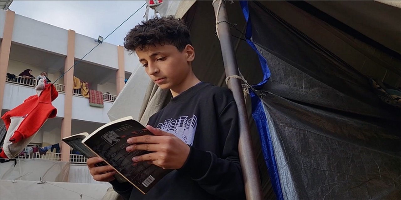 Gazzeli çocuk sığındığı çadırda israil saldırılarında parçalanmış hayatları yazıyor