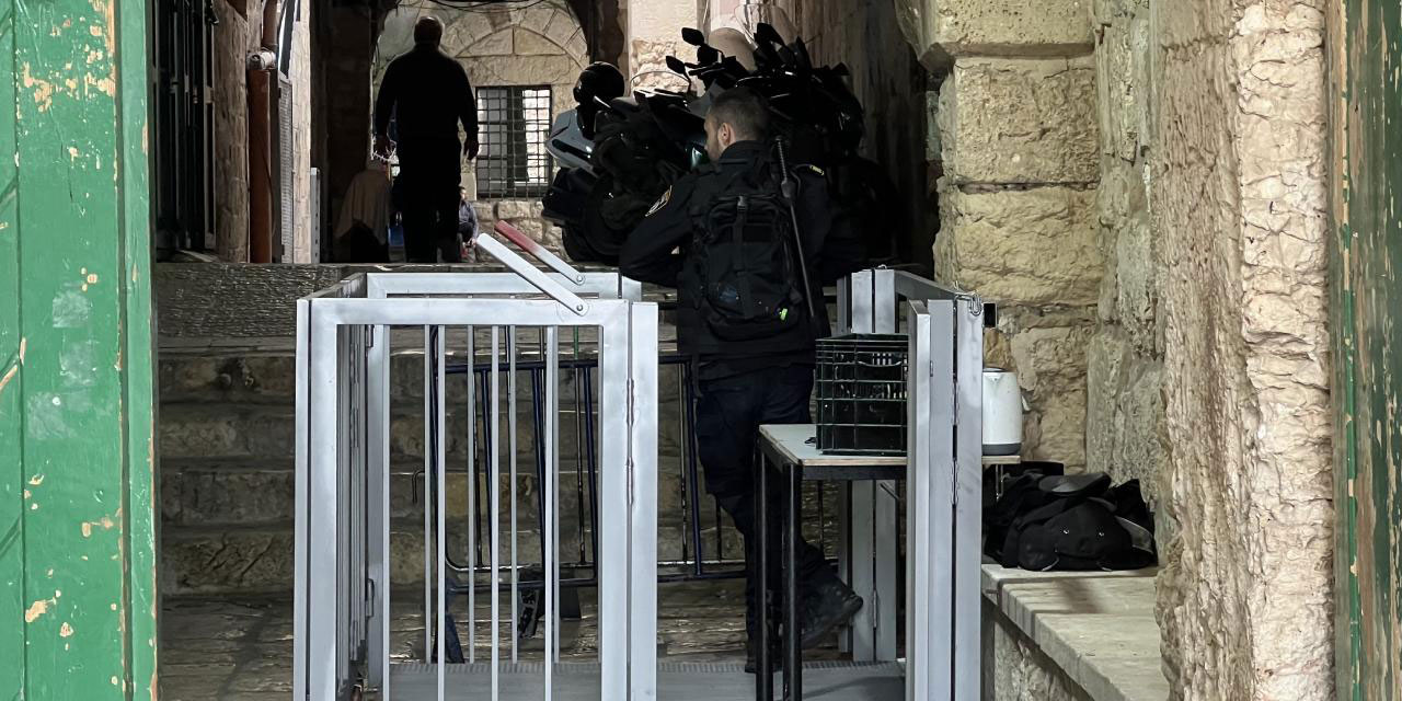 Terör devleti israil Mescid-i Aksa'nın kapılarına demir bariyerler kurdu