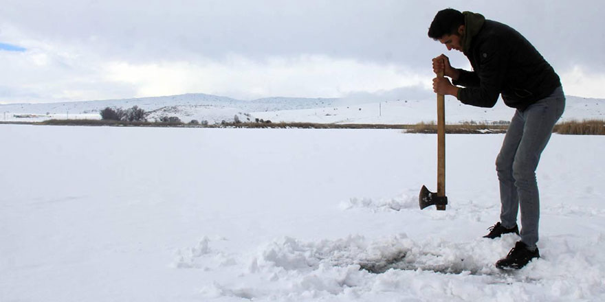 Sivas'taki Hafik Gölü'nde buz kalınlığı 20 santimetreye ulaştı