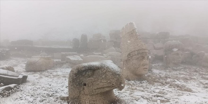 Nemrut Dağı'na mevsimin ilk karı yağdırıldı
