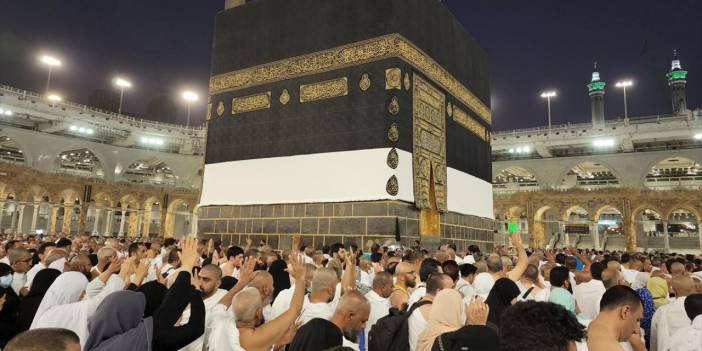 Mekke'ye ulaşan hacı adayları ibadetlerine başladı: Dualar İslam dünyası için