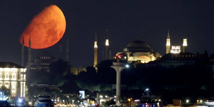 İstanbul'da 'yarım ay' tefekkürü