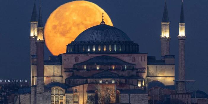 İstanbul, Ayasofya Camii ve dolunay