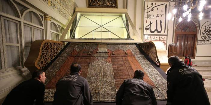 Bursa'da Ulu Cami'de sergilenen 500 yıllık Kabe örtüsü ziyarete açıldı