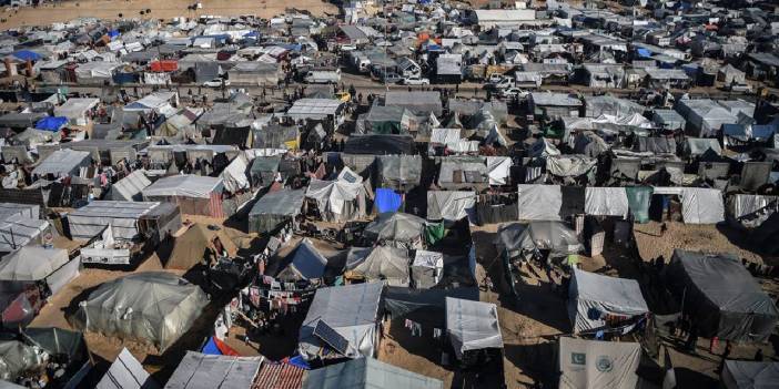 Refah'a sığınan Filistinli aileler, derme çatma çadırlarda yaşam mücadelesi veriyor