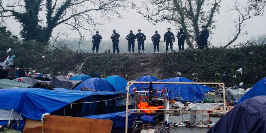 Paris’te ‘küçük göçmenler’ kalıcı barınma talebiyle meydanda kamp kurdu