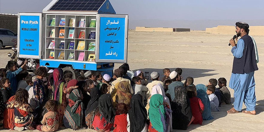 Gönüllü Afganlar, kurdukları 'seyyar okullarla' çocukları eğitiyor