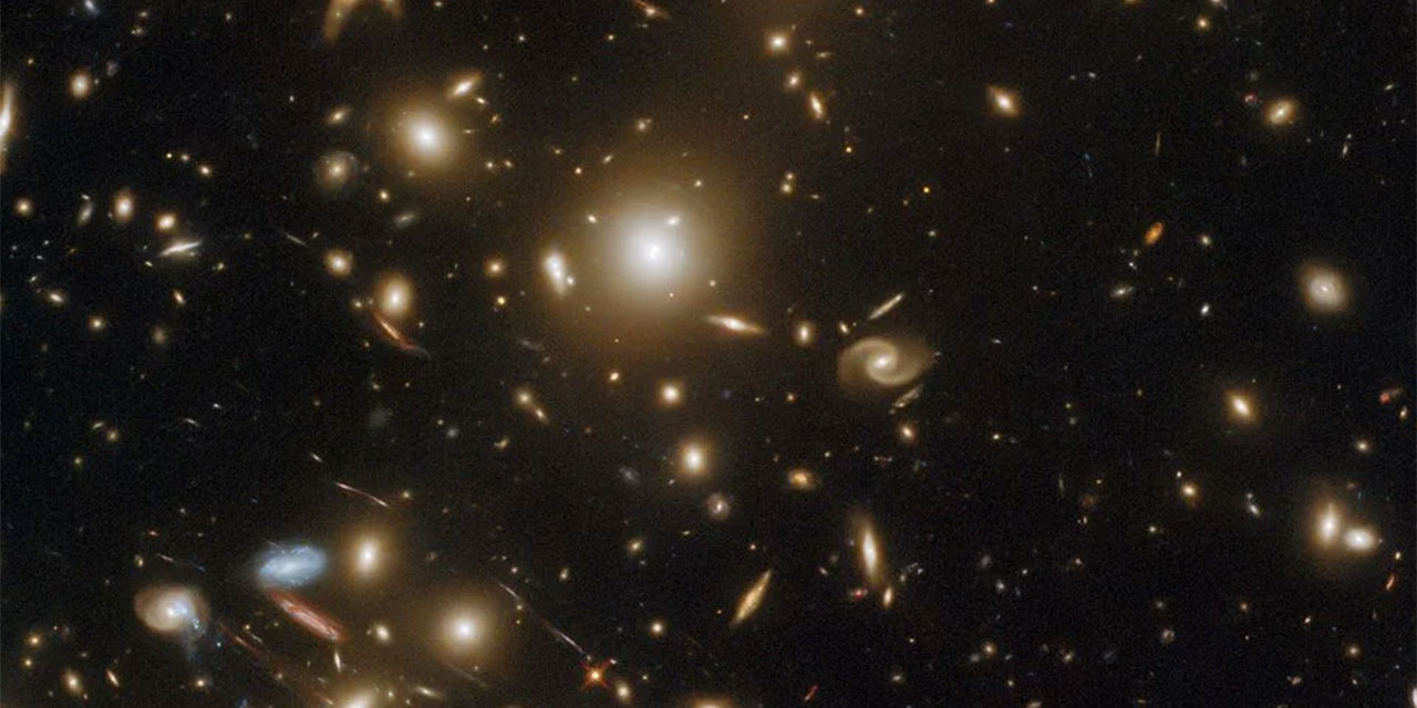 Uzay-zamanı büken ve ışığı kıran bir galaksi kümesi keşfedildi