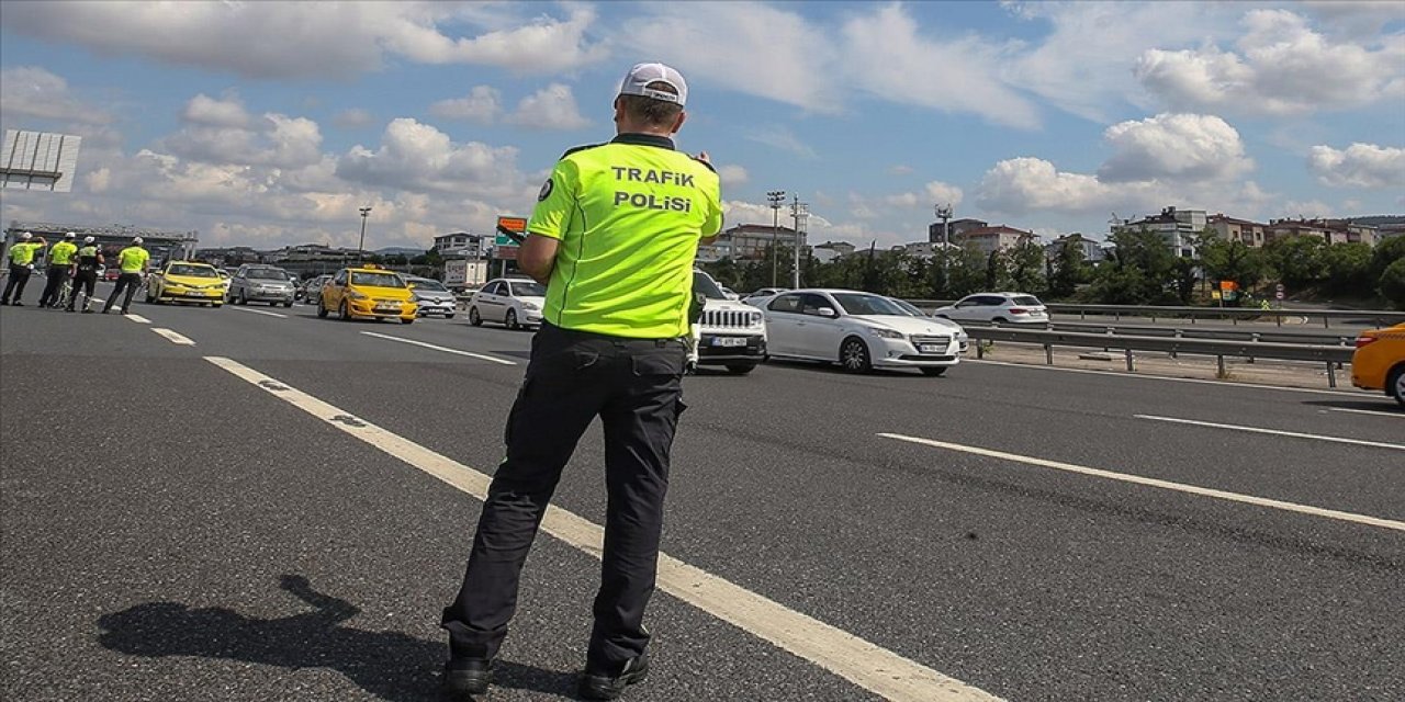 Tartıştığı yolcuları taksiden indiren şoföre 2 bin 215 lira ceza verildi, araç trafikten men edildi