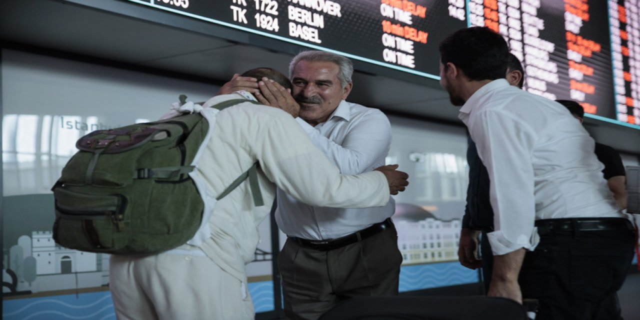 Yurda dönen ilk hacı kafilesi İstanbul Havalimanı'nda gözyaşlarıyla karşılandı