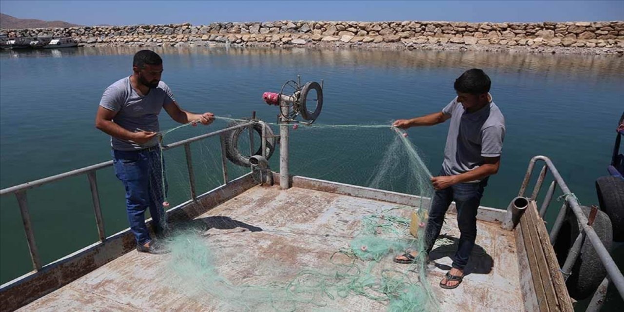 Balıkçılar 'vira bismillah' diyerek Van Gölü'ne ağ atacak