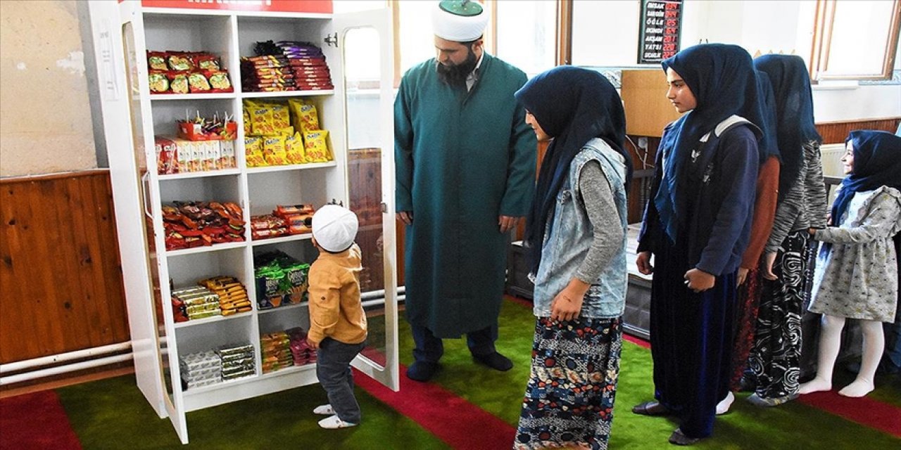 İmam, kurduğu 'cami market'le çocuklara camiyi sevdiriyor