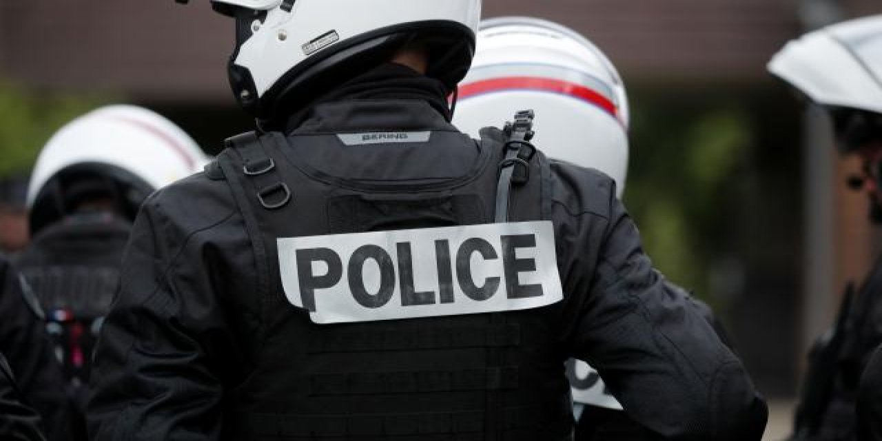 Fransa'da eski İçişleri Bakanı'na Müslüman polise ayrımcı muamelede bulundu soruşturması