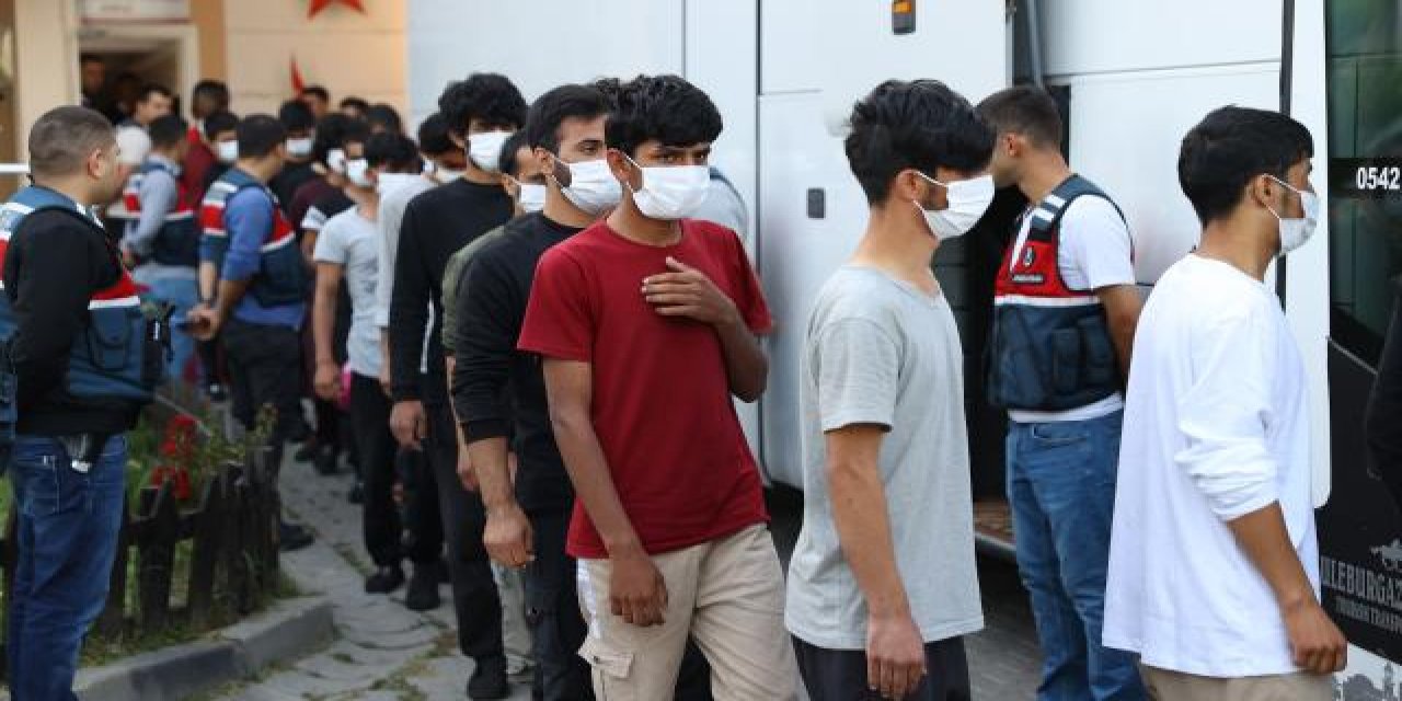 Sınır dışı edilecek 215 Afganistan uyruklu İstanbul'a gönderildi