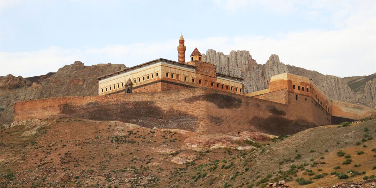 1900 rakımlı tepenin üzerine kurulan tarihi İshak Paşa Sarayı