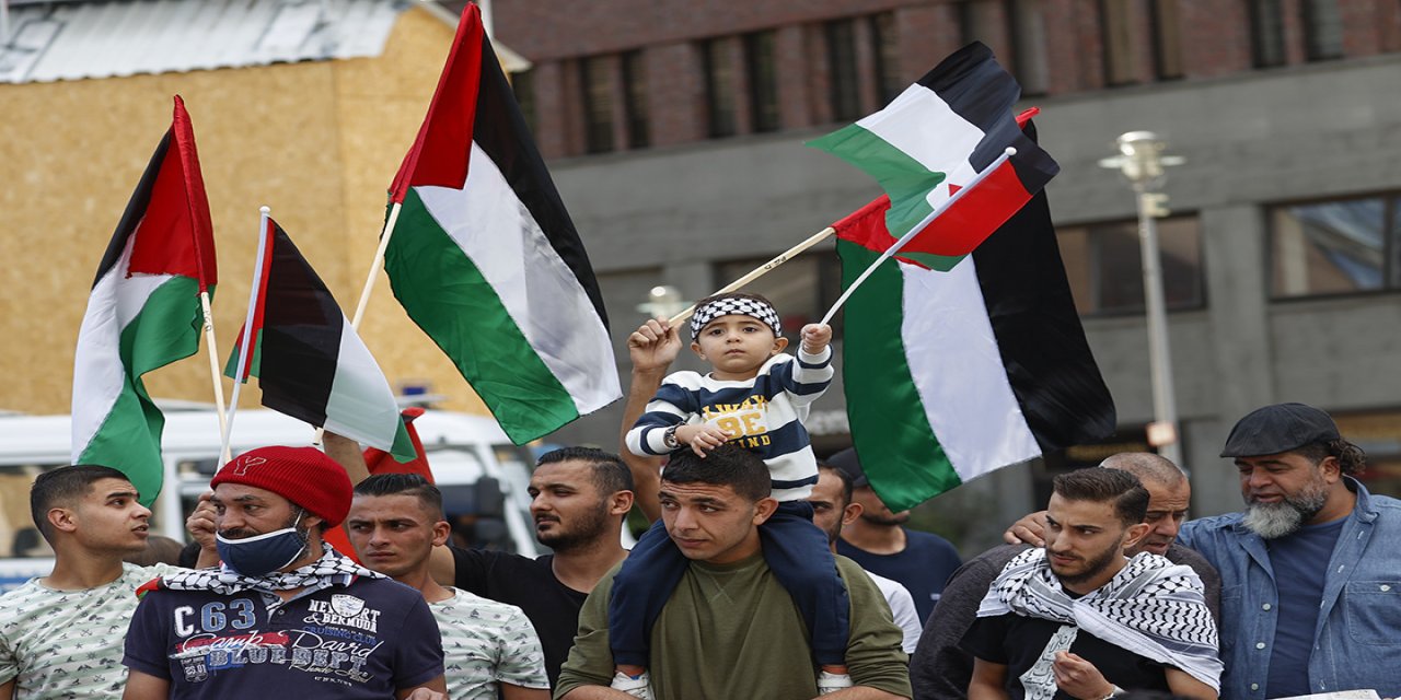 Almanya'da İsrail’in saldırısı altındaki Gazze ile dayanışma gösterisi yapıldı