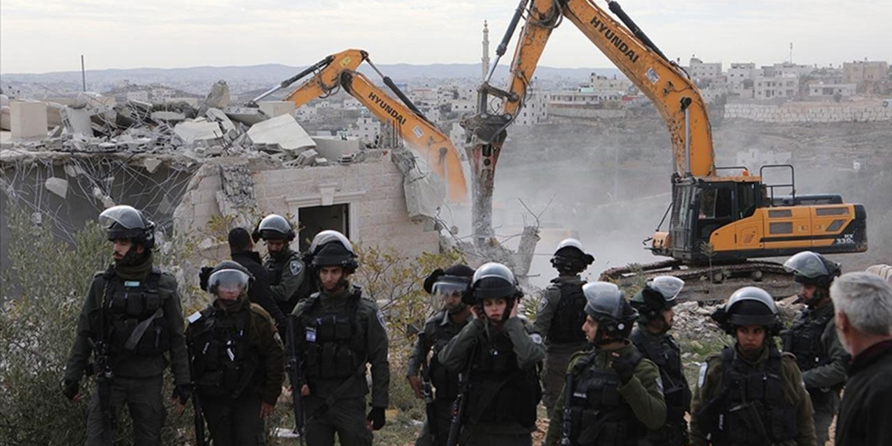İşgalci İsrail ordusu, Filistinlilerin evlerinin yıkmaya devam ediyor
