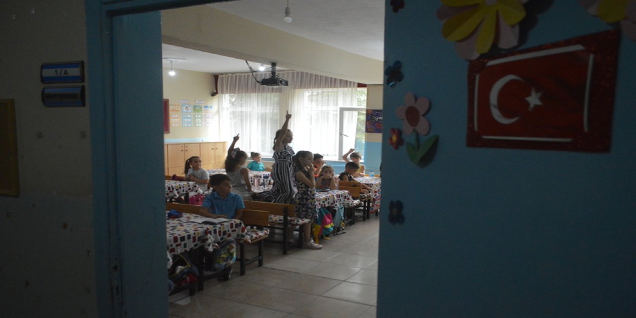 Gülay öğretmen öğrencilerine yaz tatilinde de okuma yazma öğretiyor