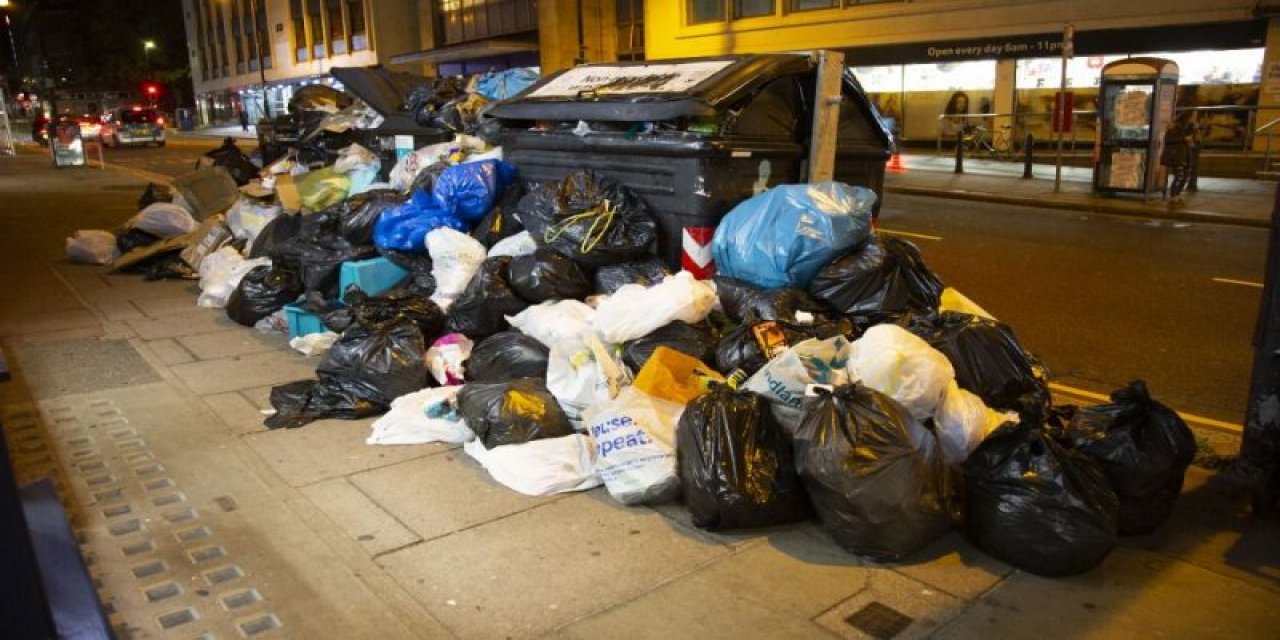 İskoçya'da grev nedeniyle sokaklarda biriken çöp yığınları endişe uyandırıyor