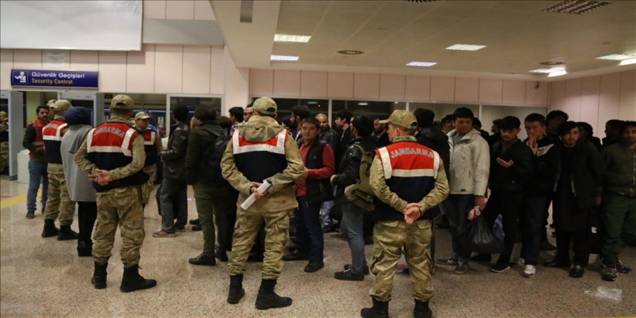 Türkiye genelinde son bir haftada 3 bin 38 düzensiz göçmen sınır dışı edildi
