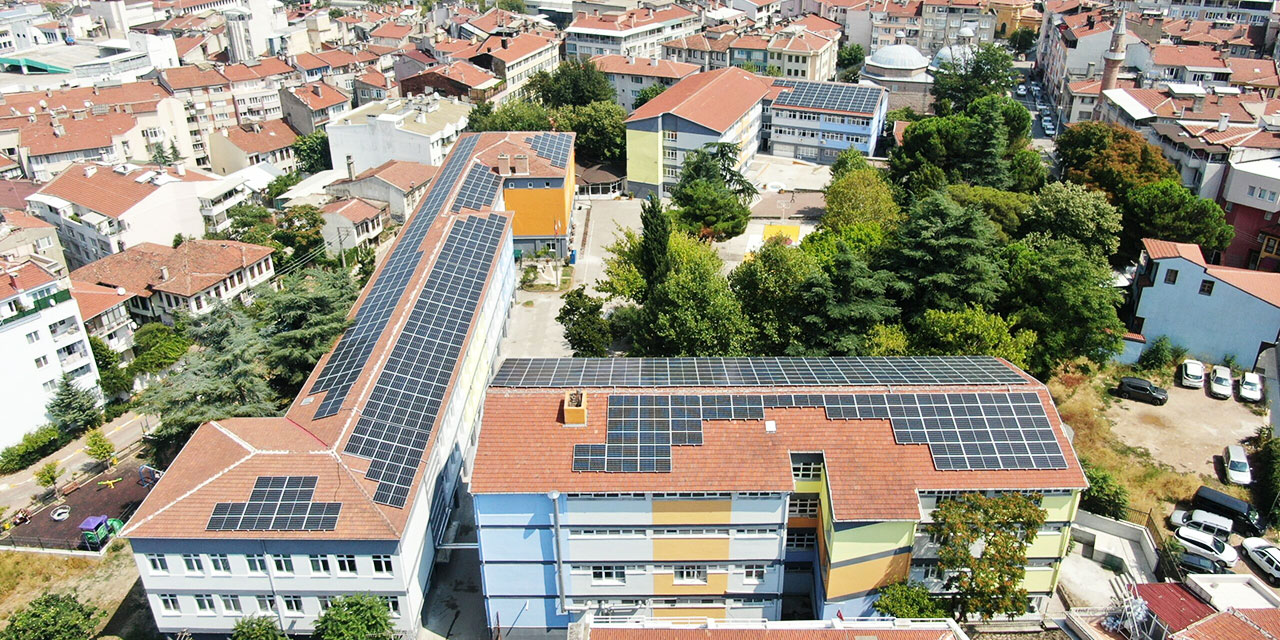 Bursa'daki okul kendi enerjisini Güneş nimetinden üretiyor