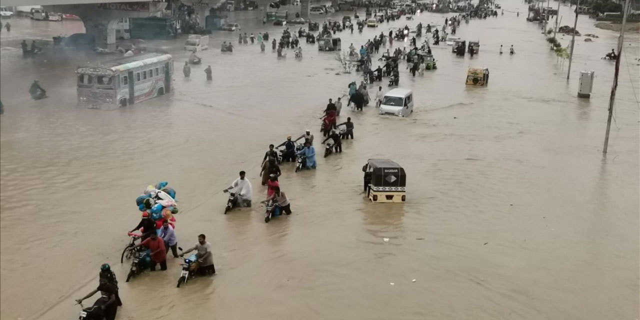 Pakistan’da muson yağmurları sebebiyle ölenlerin sayısı 1265’e çıktı
