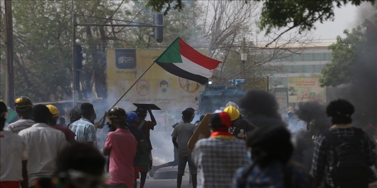 Sudan'da göstericiler sivil yönetime geçiş için sokaklara indi