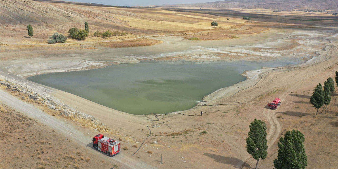 Sivas'ta kuruyan göle itfaiye ekipleri su takviyesi yapıyor