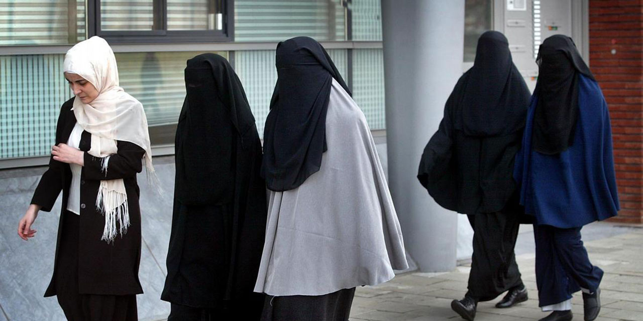 Amsterdam Belediye Meclisi 'burka yasağının kaldırılmasını' önerdi