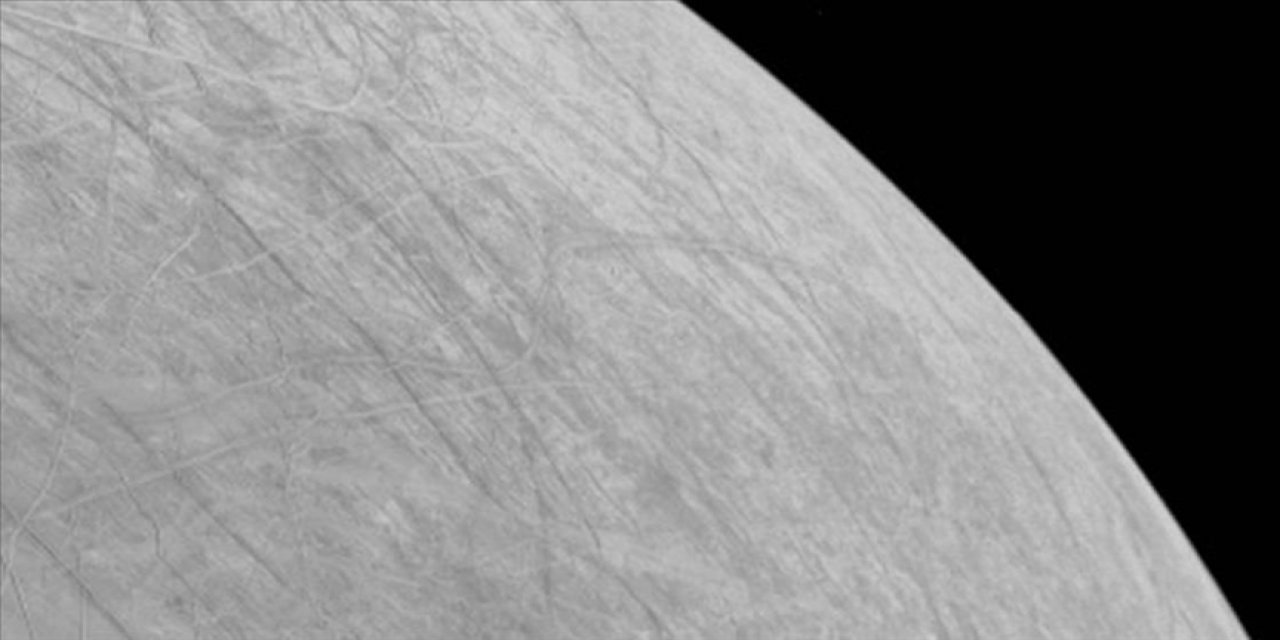 NASA'nın Jüpiter keşif aracı Juno'dan, gezegenin uydusu Europa'nın en yakın görüntüleri geldi