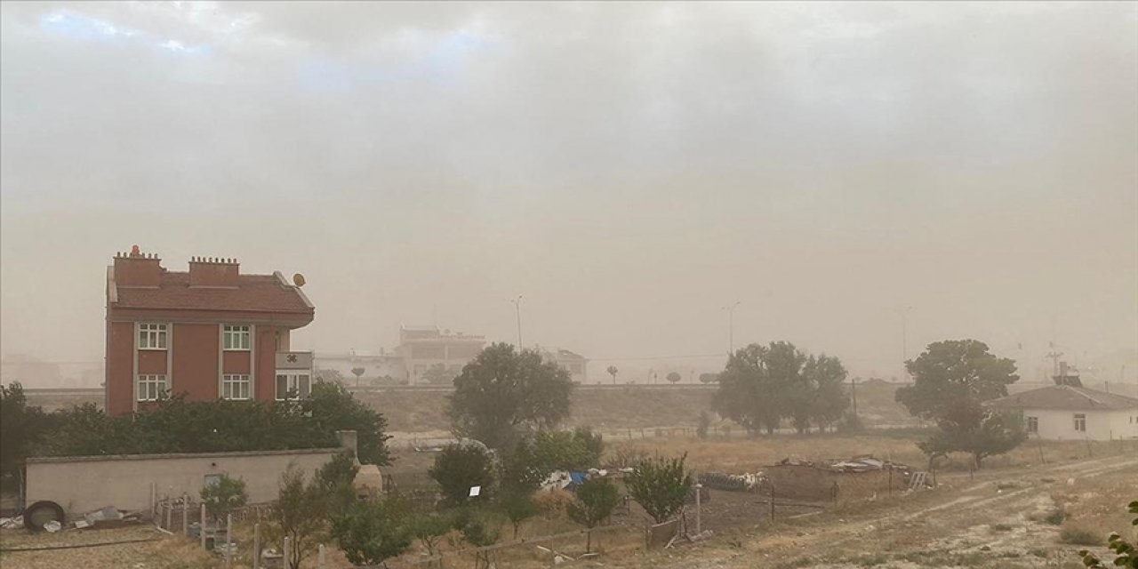 Konya'da kum fırtınası hayatı etkiledi