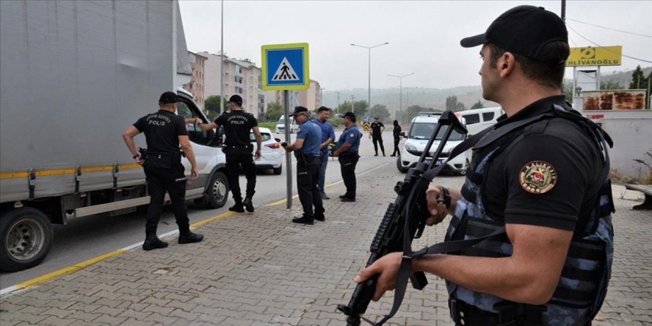 Türkiye geneli eş zamanlı huzur güven uygulamalarında aranan 1270 kişi yakalandı