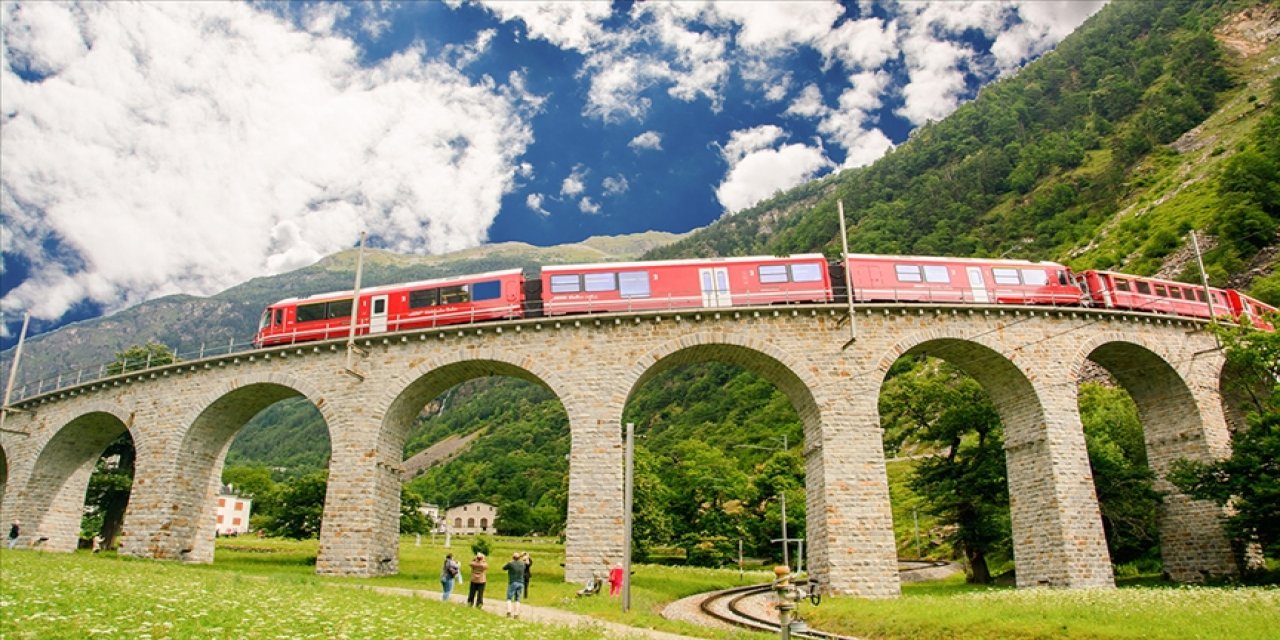 Yaklaşık 2 km uzunluğundaki dünyanın en uzun yolcu treni