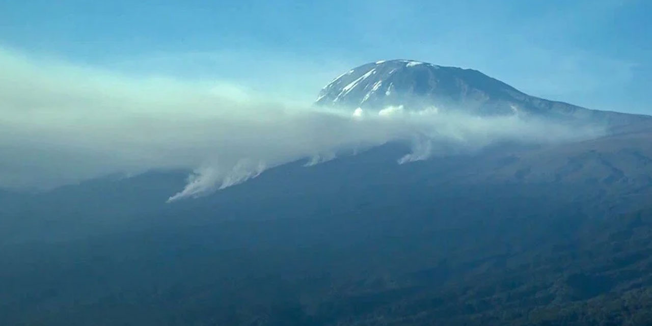 Afrika'nın tepesi Kilimanjaro Dağı'nda 21 Ekim'de başlayan yangın söndürülemiyor