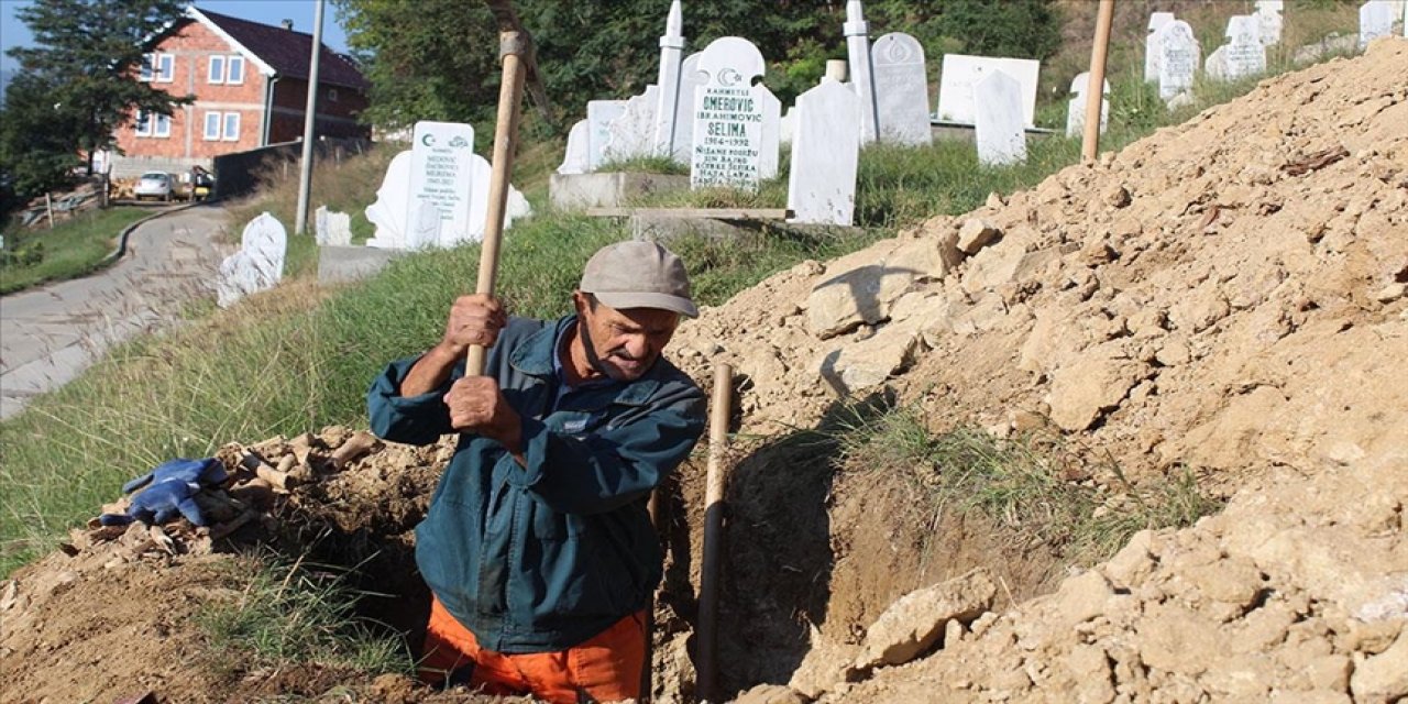 Ölümle duygusu ile içiçe: 30 yılda 11 binden fazla kişinin mezarını kazdı