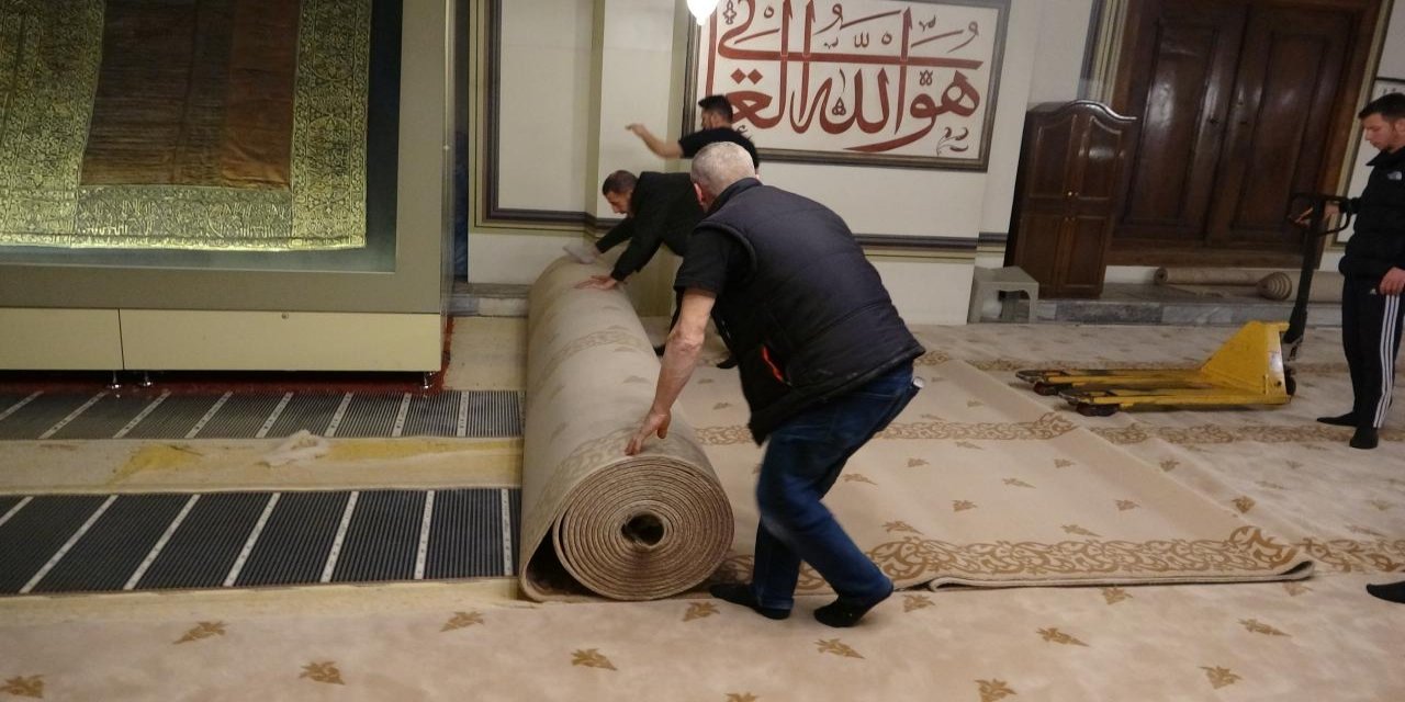 Bursa Ulu Cami'nin halıları değiştiriliyor