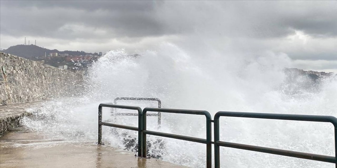 Zonguldak'ta dalgalar 5 metreyi aştı